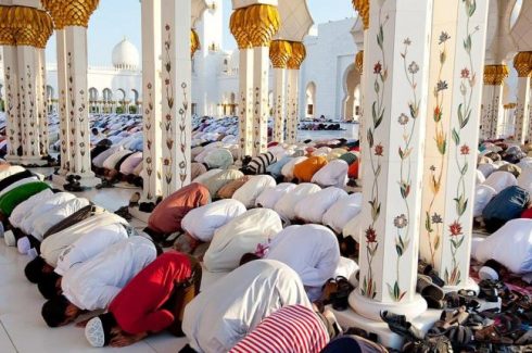 इस्लाम धर्मावलम्बीले खुशीयाली साट्दै आज इद मनाउँदै