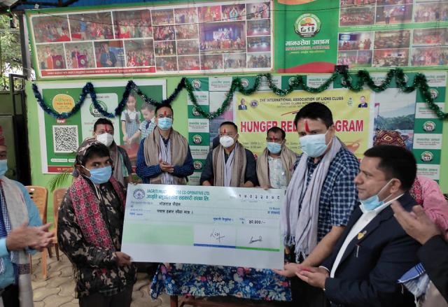 लायन्स देउरालीद्वारा मिर्गौला रोगीलाई आर्थिक सहयोग