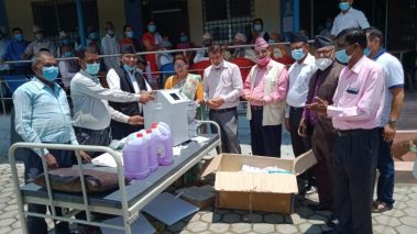 गृहमन्त्री खाँणद्वारा रुपन्देहीको अमुवा स्वास्थ्य चौकीलाई स्वास्थ्य सामग्री सहयोग