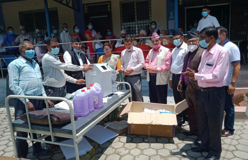 गृहमन्त्री खाँणद्वारा रुपन्देहीको अमुवा स्वास्थ्य चौकीलाई स्वास्थ्य सामग्री सहयोग