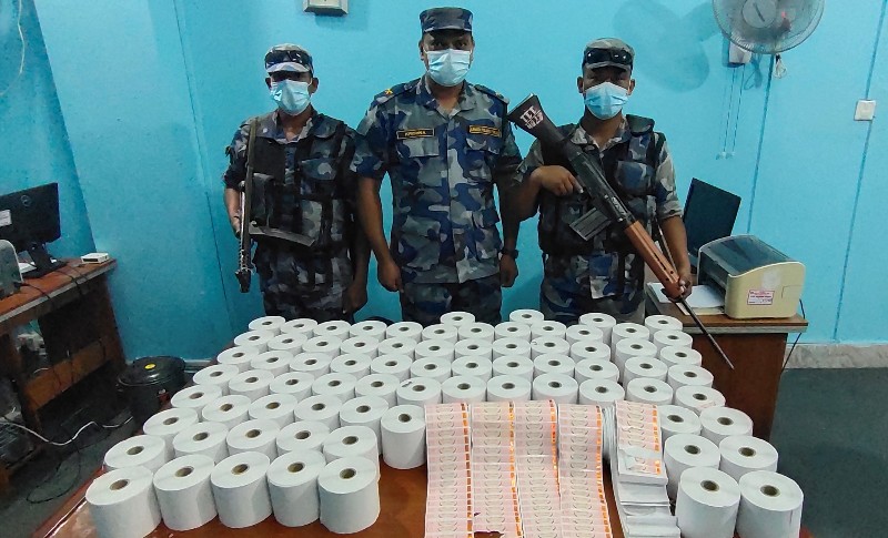 दुई करोड बढीको मदिराको नक्कली स्टिकर सहित दुई जना पक्राउ