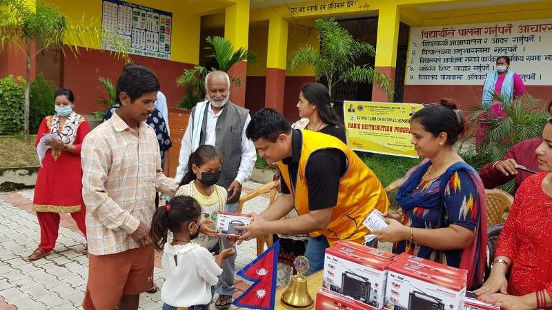 तिलोत्तमाको पश्चिम पहुनी माविका विद्यार्थीलाई रेडियो सहयोग