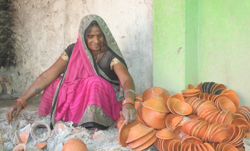 कोहार समुदायको माटाका भाँडा बनाउने पुख्र्यौली पेशा संकटमा