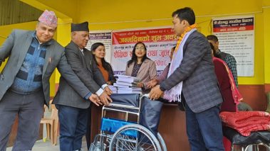 वडा अध्यक्ष न्यौपानेद्वारा विद्यार्थीलाई शैक्षिक सामग्री र जुत्ता