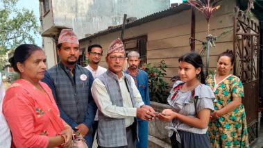 बुटवल ९ का जनप्रतिनिधिद्वारा विपन्नलाई स्वास्थ्य बिमा र पढाई खर्च