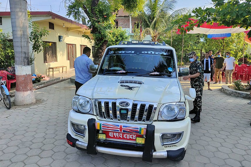 निर्वाचनको तयारी र शान्ति सुरक्षाको अवस्था बुझ्न गृह जिल्ला आएका गृहमन्त्री खाँणले प्रयोग गरे निजी सवारी