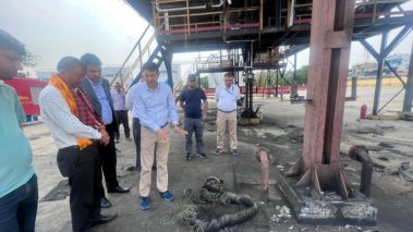 निगमका निर्देशक थानी र तिलोत्तमाका मेयर खाँणद्वारा निगमको भलवारी डिपोमा आगलागीबाट भएको क्षतीको निरीक्षण