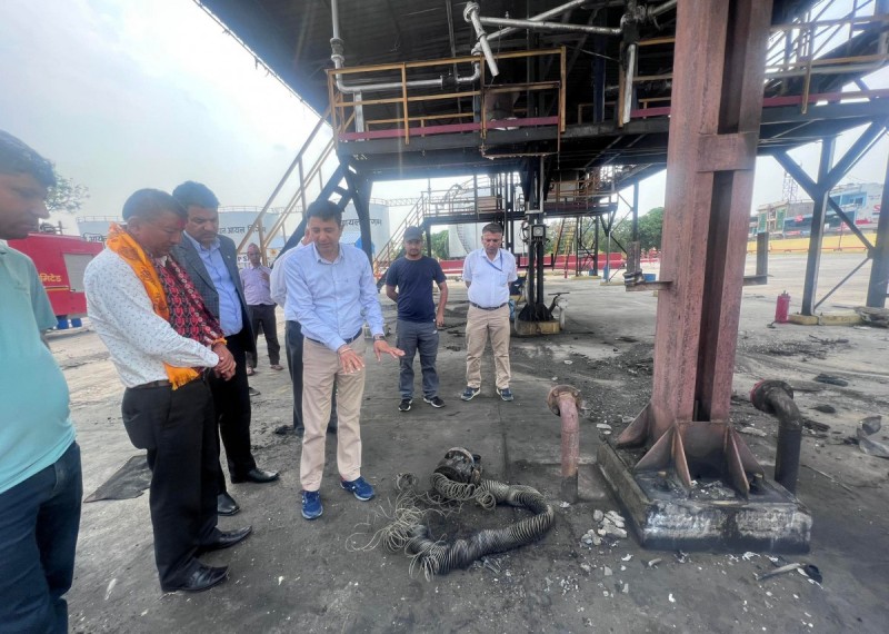 निगमका निर्देशक थानी र तिलोत्तमाका मेयर खाँणद्वारा निगमको भलवारी डिपोमा आगलागीबाट भएको क्षतीको निरीक्षण