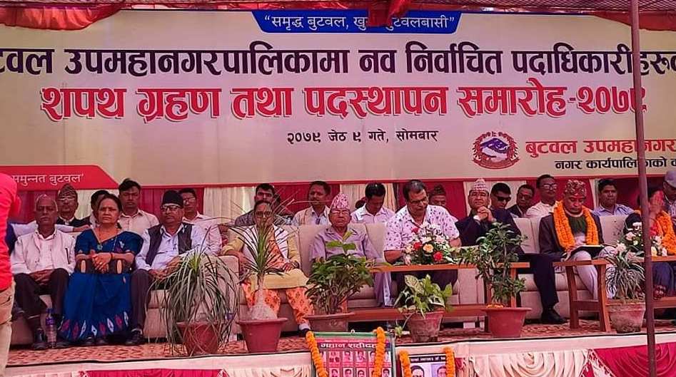 बुटवलका नगर प्रमुख र उपप्रमुखले गरे पदभार ग्रहण : बसोबासको आधारमा अब्यबस्थित–सुकुम्बासीलाई तत्कालै अस्थायी प्रमाणपत्र बाँड्ने पहिलो निर्णय
