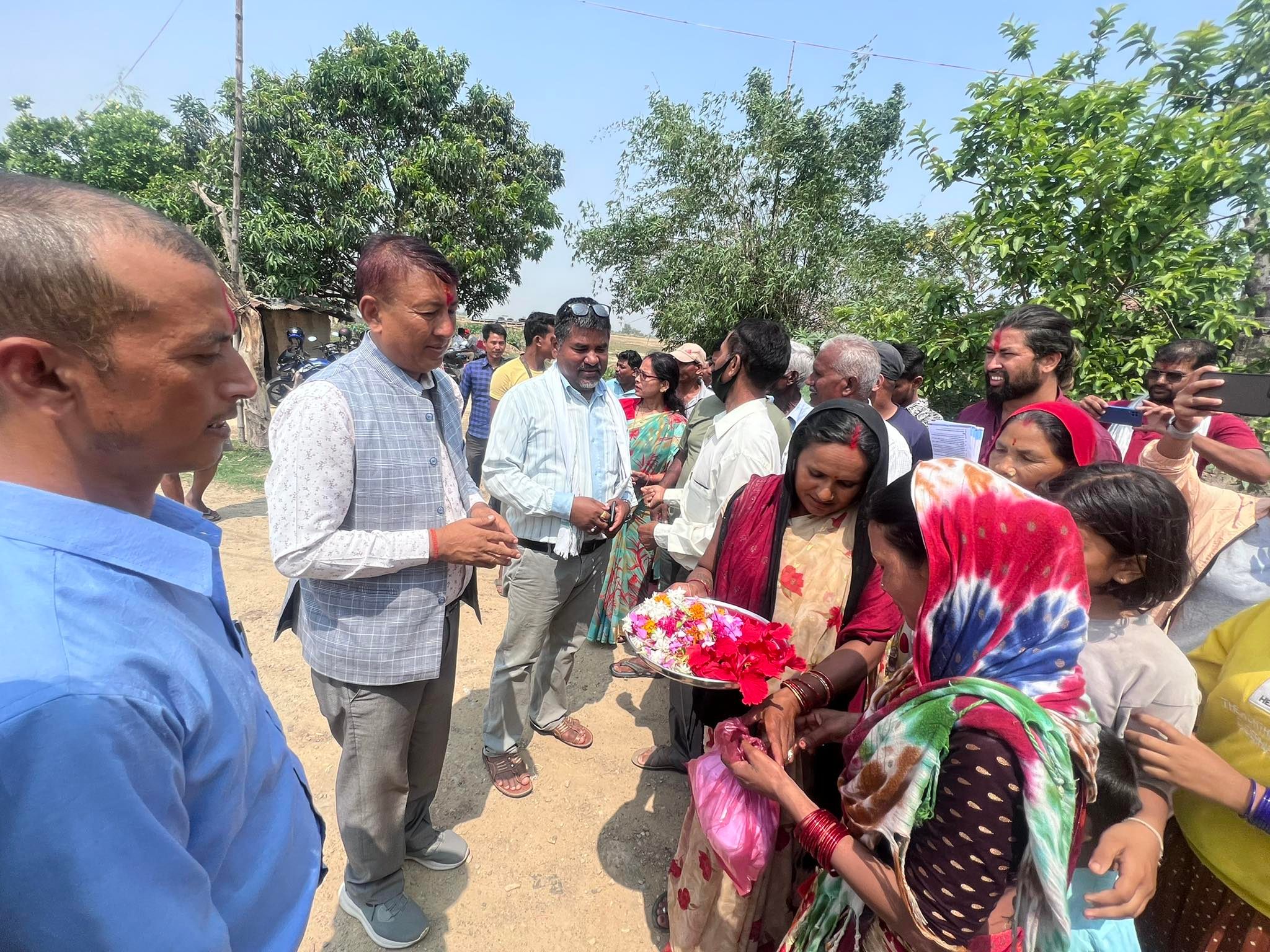 घरदैलोमा पुगेका उम्मेदवारलाई मतदाताले भने—‘पहिलेका जनप्रतिनिधिले जस्तो ब्यवहार नगर्नु’