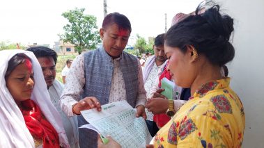 मतदाता शिक्षा सिकाउँदै गठबन्धनका उम्मेद्वार घरदैलोमा