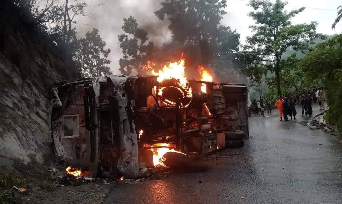 काठमाडौं जांदै गरेको बस दाउन्नेमा पल्टिएर आगलागी हुँदा ३३ यात्रु घाइते