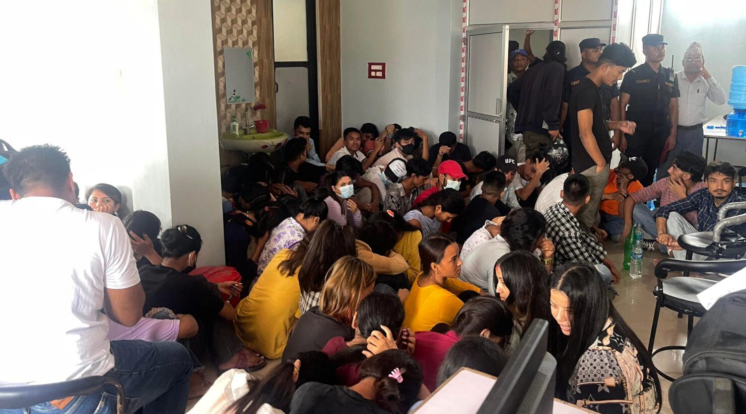 तिलोत्तमाको कल सेन्टरमा प्रहरी छापा :अवैध कारोबार गर्ने गिरोह सहिर्त १५० कर्मचारी प्रहरी नियन्त्रणमा