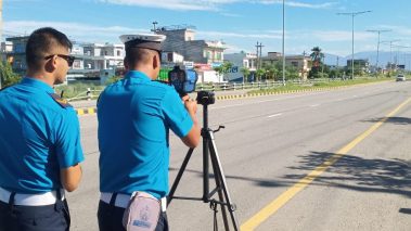 तिव्र गतिमा सवारी चलाउनेहरुलाई कार्वाही गर्न ट्राफिक प्रहरीको अभियान