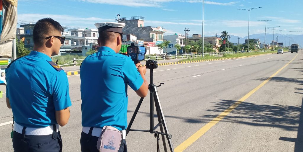 तिव्र गतिमा सवारी चलाउनेहरुलाई कार्वाही गर्न ट्राफिक प्रहरीको अभियान