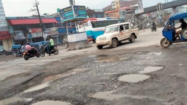 चौराहा—गोलपार्क सडक भदौ मसान्तसम्म एकलेयर कालोपत्रे गर्न निर्माण व्यवसायीलाई निर्देशन