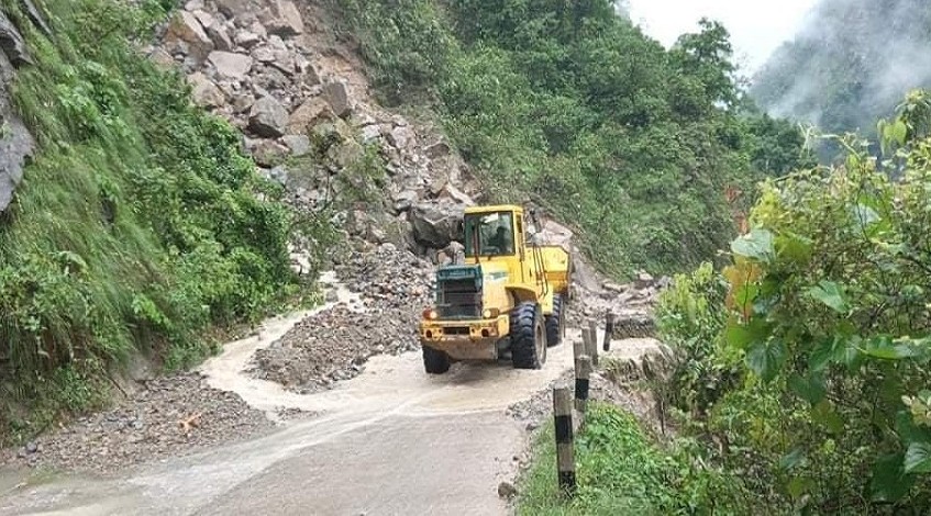 सिद्धार्थ राजमार्गको यातायात आवागमन ठप्प