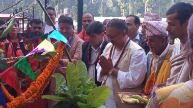 तिलोत्तमा स्थित गौशालामा गृहमन्त्री बालकृष्ण खाँणद्वारा गोवद्र्धन पूजा