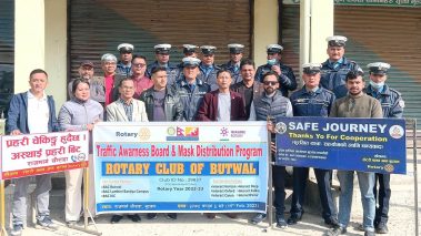 रोटरीद्वारा ट्राफिक सचेतना बोर्ड हस्तान्तरण