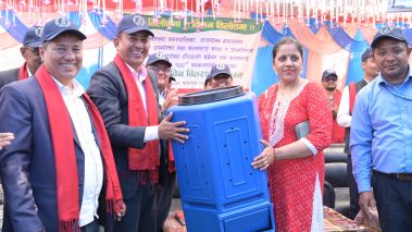 कुहिने फोहोरबाट मल बनाउन कम्पोष्टबिन वितरण