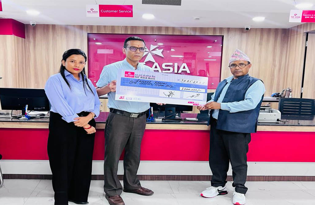 एनआईसी एशिया वैँकद्वारा तिलोत्तमाका सम्राट खनालको परिवारलाई बीमावापतको १० लाख प्रदान