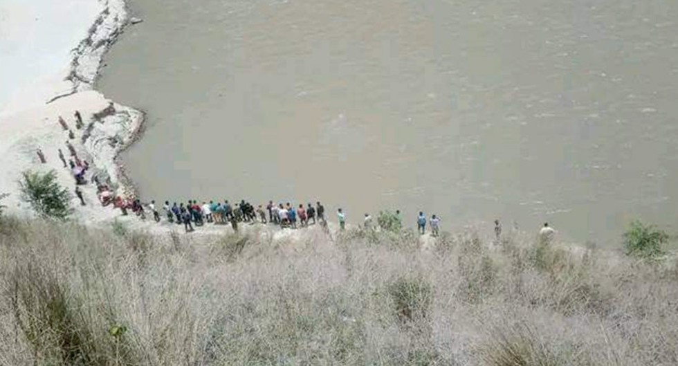 सीटीईभीटीका उच्च अधिकारी सवार गाडी सुनकोशीमा खस्यो : तीन जना बेपत्ता