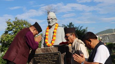 ४१ औँ स्मृति दिवसमा बी. पी. अध्ययन प्रतिष्ठानद्वारा बी.पी.को शालिकमा माल्यार्पण