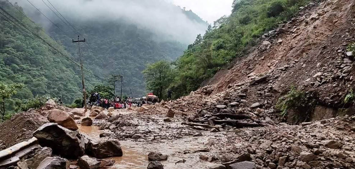 अविरल बर्षाका कारण ठाउँ ठाउँमा पहिरो : बुटवल–पाल्पा सडक एकतर्फी सञ्चालन