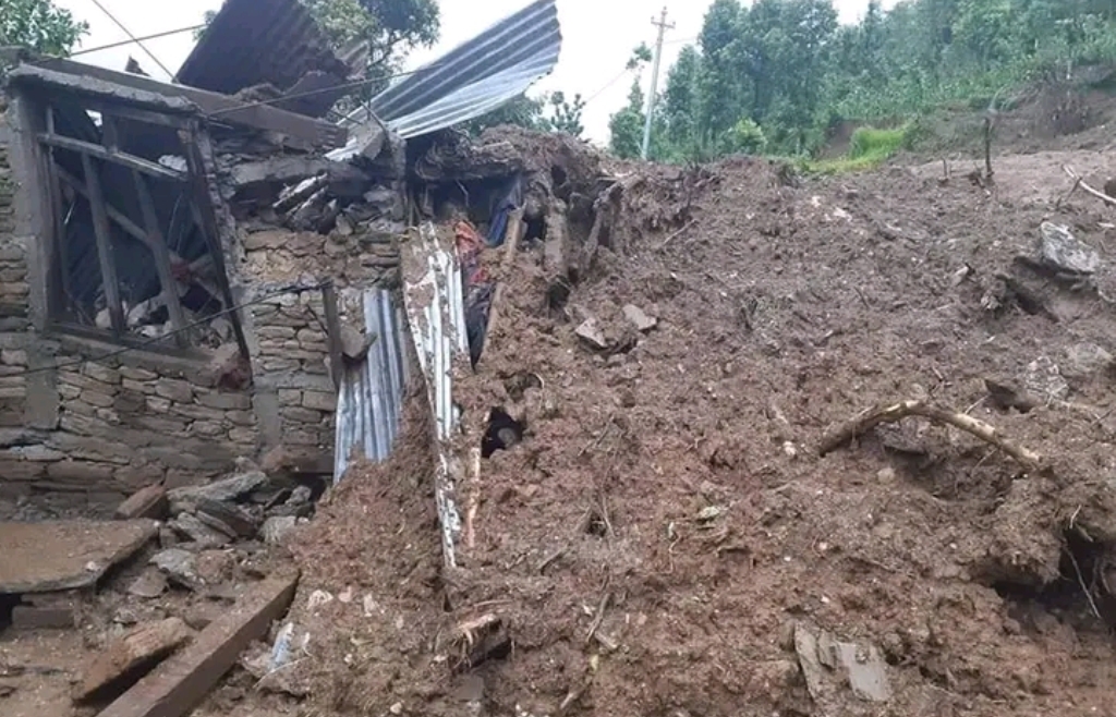 अर्घाखाँचीमा पहिरोमा पुरिएर तीन बालबालिकाको मृत्यु, एक जना घाइते