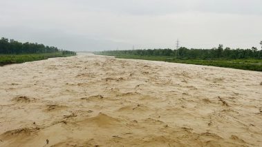 तिनाउ र दानव नदीको बाढीमा फसेका दुईजनाको उद्धार