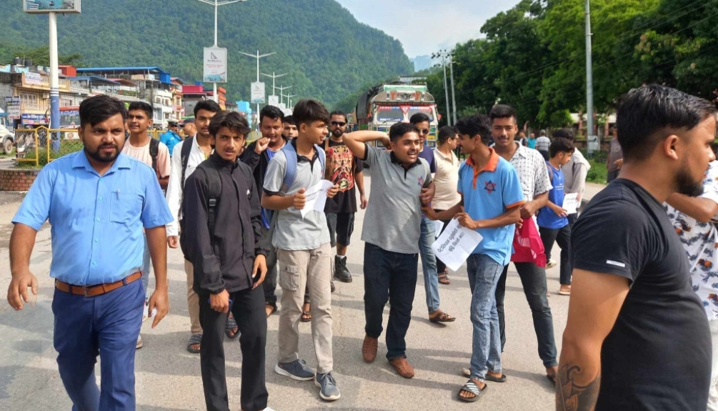 पेट्रोलियम पदार्थको मूल्यवृद्धिको विरोधमा बुटवलमा विद्यार्थीको प्रदर्शन