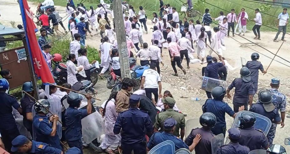 पश्चिम नवलपरासीको प्रतापपुरमा विद्यार्थी र प्रहरीबीच झडप, ७ प्रहरीसहित ११ जना घाइते