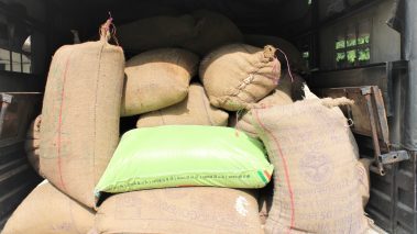 रुपन्देही प्रहरीद्वारा चार लाख बढिको अवैध चामल र चिनी सहित पिकअप नियन्त्रणमा