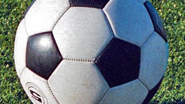 जिल्ला स्तरीय फुटवलको उपाधि : शान्ति नमुना र न्यू होराइजनको साझेदारी