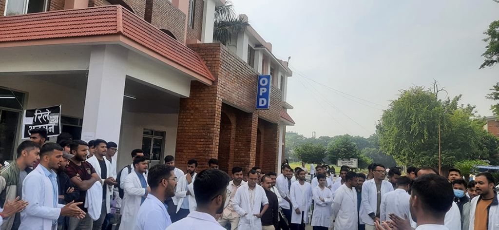 युनिभर्सल मेडिकल कलेज भैरहवामा विद्यार्थीको अनशन जारी : प्रिन्सिपलको राजीनामा माग