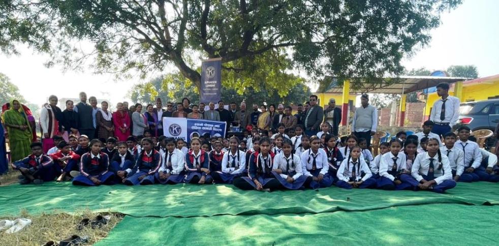 ‘किवानिज क्लब अफ रुपन्देहीले बाँड्यो विद्यार्थीहरुलाई न्यानो पोशाक र शैक्षिक सामाग्री