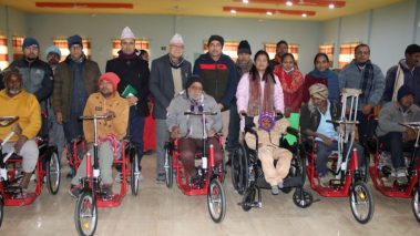 अपाङ्गता भएकाहरुलाई सियारी गाउँपालिकाले बाँड्यो साईकल, ह्वील चियर र बैशाखी