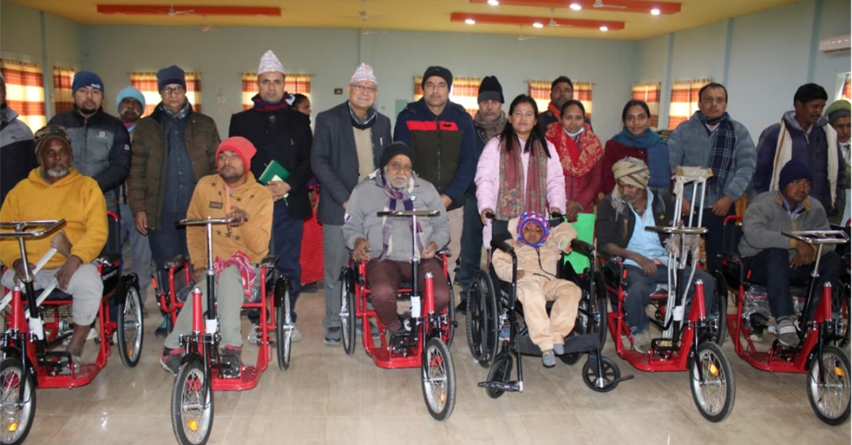 अपाङ्गता भएकाहरुलाई सियारी गाउँपालिकाले बाँड्यो साईकल, ह्वील चियर र बैशाखी