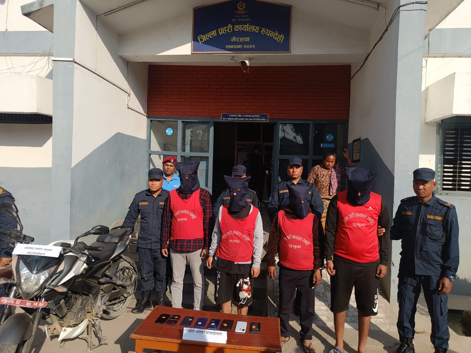 मोबाइल चोरी तथा लुटपाट गर्ने ब्यक्तिहरु सामानसहित पक्राउ
