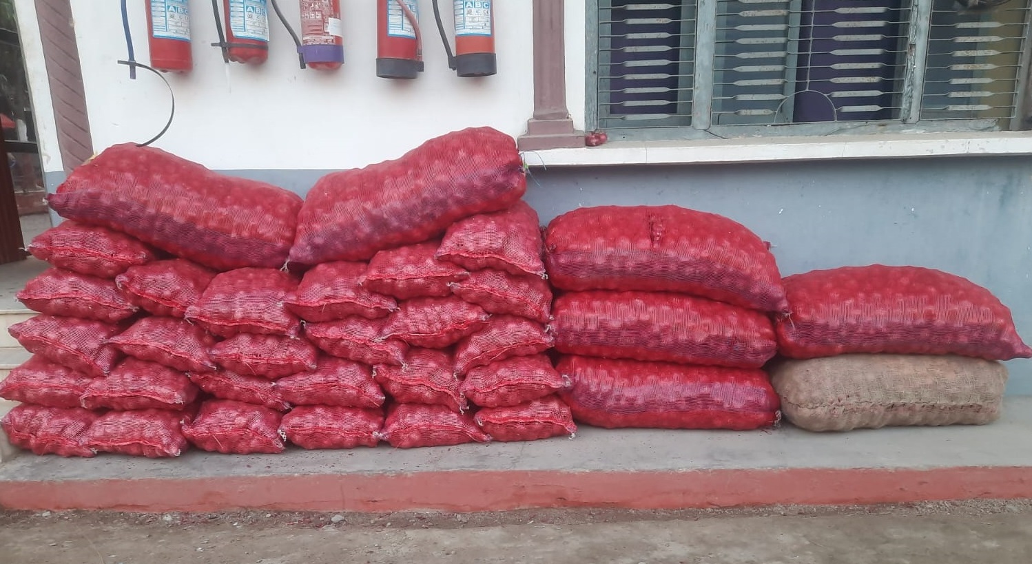 तीन लाख बढीको अवैध सामान रुपन्देही प्रहरीको नियन्त्रणमा