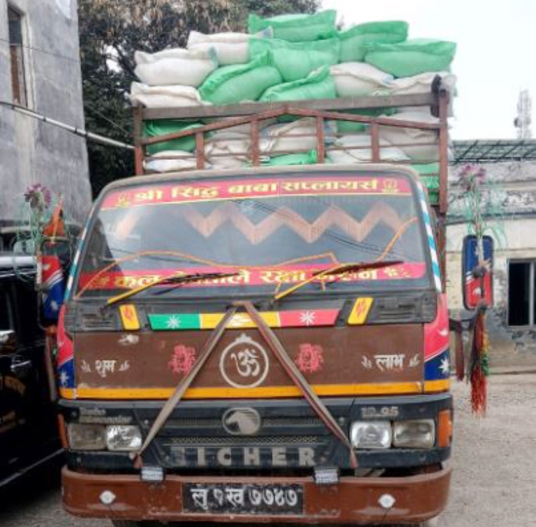 २६१ बोरा बरान सहित चालक  र ट्रक प्रहरीको नियन्त्रणमा