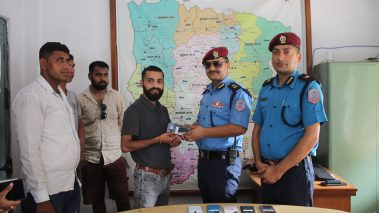 प्रहरीले चोरी भएका २४ वटा मोबाईल फेलापारी सम्वन्धित ब्यक्तिलाई बुझायो