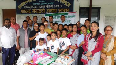 धौलागिरी सहकारीले गर्यो स्थापना दिवसमा आश्रमलाई खाद्यान्न सहयोग