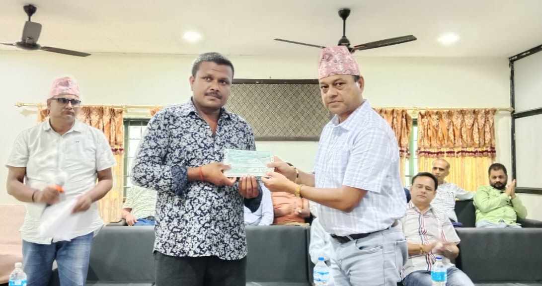 पश्चिम नेपाल बस ब्यवसायी प्रा.लि.द्वारा मृतक ब्यबसायीका परिवारलाई १७ लाख प्रदान