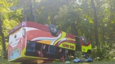 सुर्खेतबाट बुटवल आउँदै गरेको बस कपिलवस्तुमा दुर्घटना, १३ जना घाइते