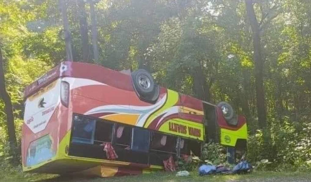 सुर्खेतबाट बुटवल आउँदै गरेको बस कपिलवस्तुमा दुर्घटना, १३ जना घाइते