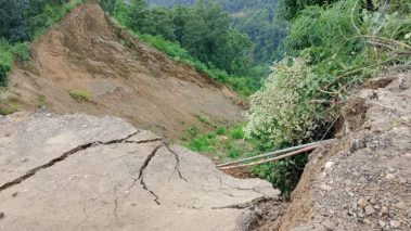 दाउन्नेमा सडक भासिएपछि पूर्व–पश्चिम राजमार्ग अवरुद्ध