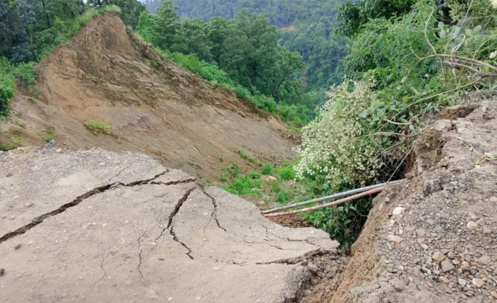 दाउन्नेमा सडक भासिएपछि पूर्व–पश्चिम राजमार्ग अवरुद्ध