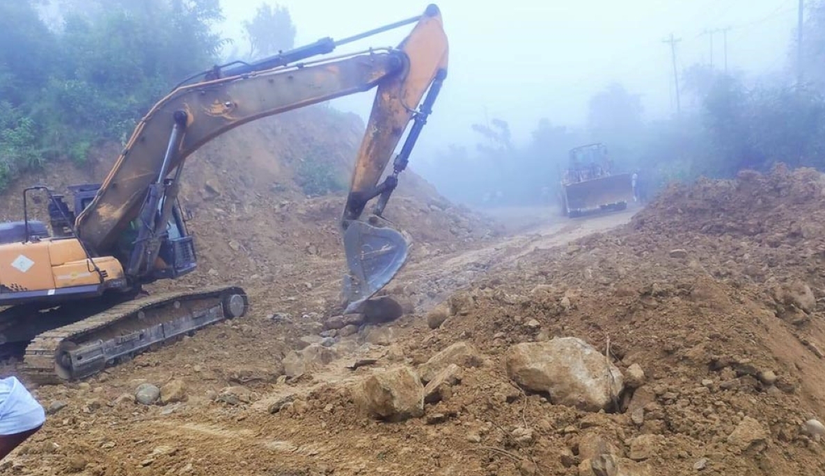 सडक भासिएपछि अवरुद्ध दाउन्नेको सडक एकतर्फी सुचारु