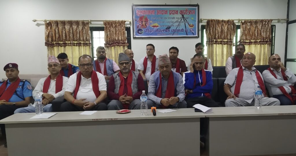 सडकको दुरावस्थाका कारण यात्रुले सहजरूपमा सेवा प्राप्त गर्न नपाएको यातायात ब्यवसायीको गुनासो